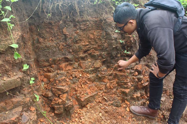 Situs purbakala diduga bekas permukiman masa Kerajaan Majapahit yang ditemukan di ruas pembangunan Jalan Tol Pandaan - Malang seksi 5 di Desa Sekarpuro, Kecamatan Pakis, Kabupaten Malang, Jumat (8/3/2019). PT Jasamarga Pandaan Malang menghentikan sementara konstruksi jalan tol di lokasi tersebut akibat penemuan situs itu.