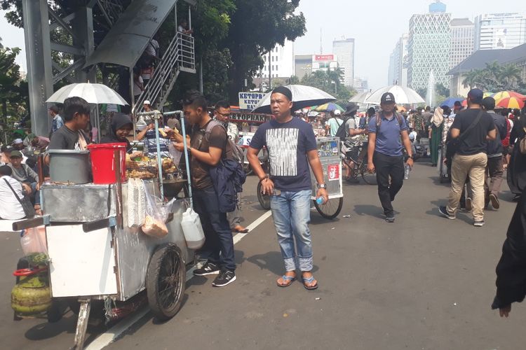 Sejumlah Pedagang Kaki Lima (PKL) nampak memenuhi Jalan Medan Merdeka Barat, Jakarta Pusat dalam unjuk rasa sidang sengketa Pilpres 2019, Kamis (27/6/2019).