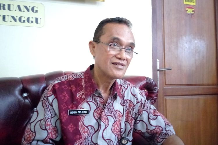 Kepala Badan Kepegawaian Daerah (BKD) Kota Ambon, Benny Selano memberikan penjelasan terkait ASN koruptor kepada wartawan di kantornya, Kamis (2/5/2019)