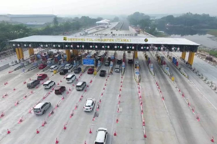 jasa Marga mencatat volume kendaraan yang melintas pada Senin (3/6/2019) atau H-2 Lebaran tercatat sebesar 67.572 unit melalui Gerbang Tol (GT) Cikampek Utama.
