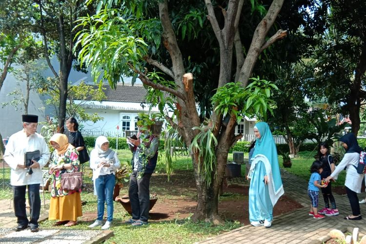 Mulan Jameela (berbusana biru) menggunakan hak pilihnya di TPS 49, Pondok Indah, Jakarta Selatan, Rabu (17/4/2019).