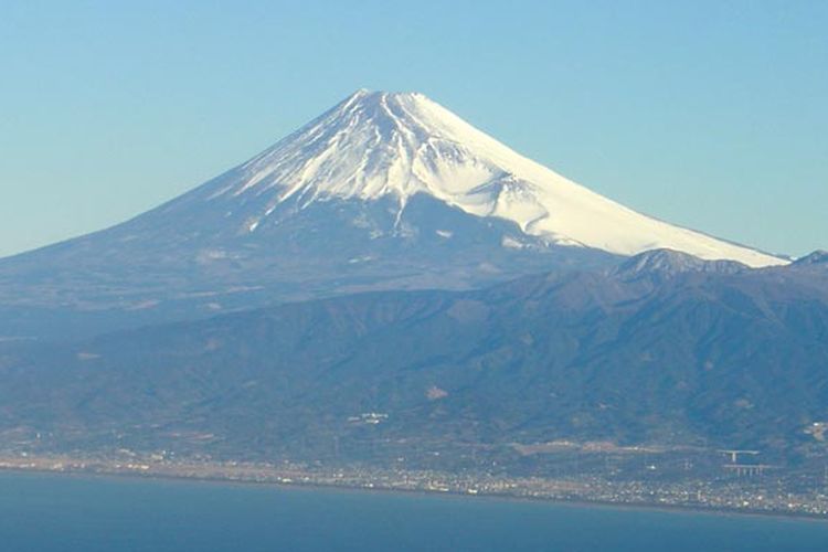 Gunung Fuji yang menjadi salah satu tujuan wisata terkenal Jepang.