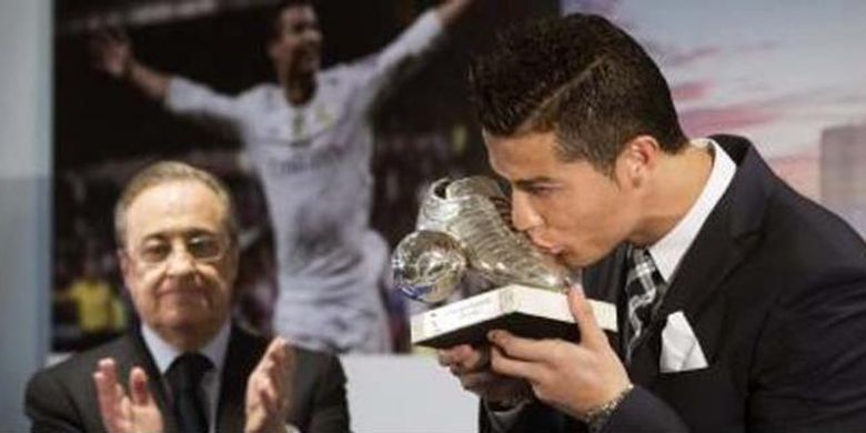 Cristiano Ronaldo (kanan) dan Presiden Real Madrid, Florentino Perez.