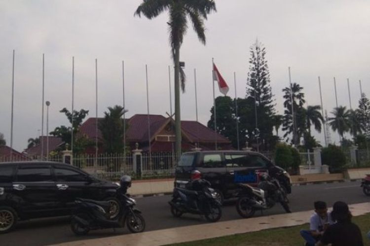 Suasana di depan rumah dinas Gubernur Jambi, Rabu (31/1) yang tengah diperiksa KPK. 
