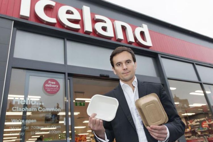 Direktur Iceland, Richard Walker, menggenggam kantong dari kertas. Iceland tengah menjajal kemungkinan mengganti kantong plastik dengan kantong yang dibuat dari bahan kertas.