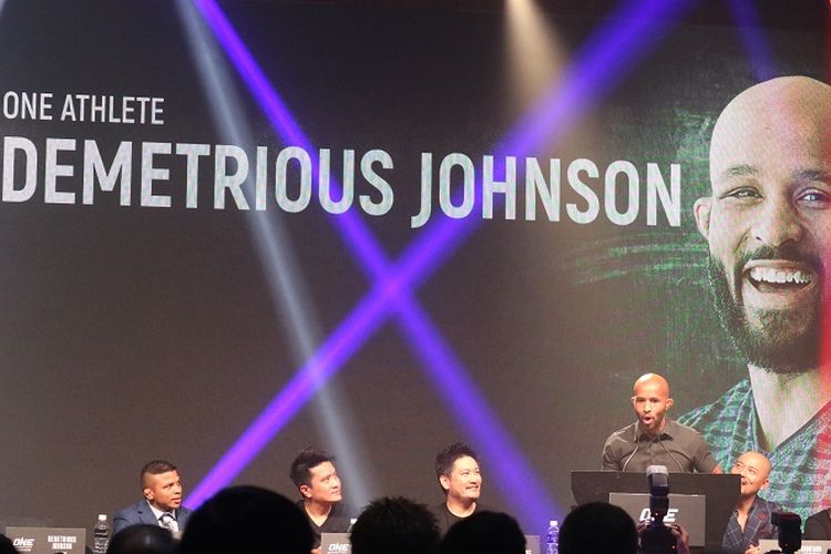 Atlet MMA, Demetrious Johnson, dalam sesi konferensi pers di Convention Hall Marina Bay Sands, Singapura, Rabu (7/11/2018).