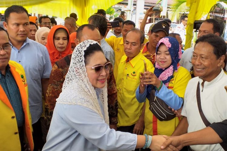 Titiek Soeharto saat tiba di Kantor DPW Partai Berkarya di Pekanbaru, Riau, disambut para kader dan caleg Partai Berkarya serta Emak-emak relawan Capres nomor urut 02 Prabowo-Sandi, Kamis (10/1/2019).