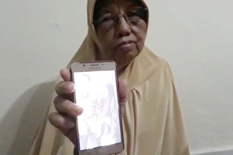 Ning Icha (70)  ibunda dari Rezky Amalia (32) ketika berada dikediamannya  Kompleks Bahagia Jalan Damai 3 No 8-9 Kecamatan Sukarami Palembang, Sumatera Selatan, Selasa (30/10/2018).