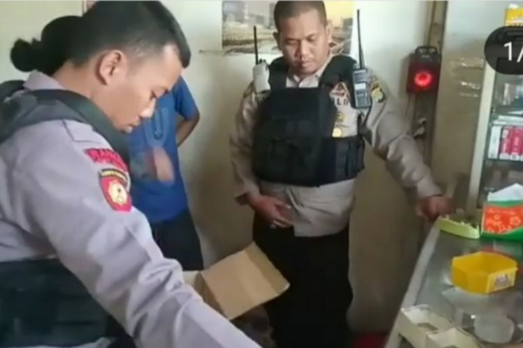 Polisi gerebek toko kosmetik yang menjual obat daftar G di Jatinegara, Rabu (27/2/2019) malam