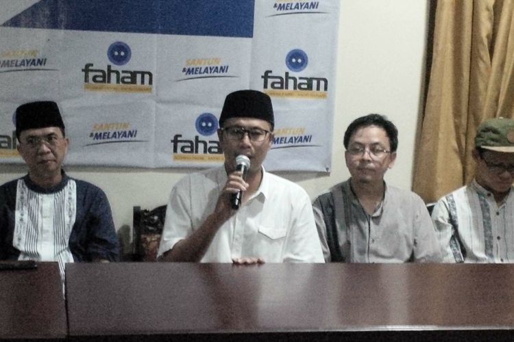 Calon Wali Kota Sukabumi, Achmad Fahmi (kanan ketiga) didampingi Calon Wakil Wali Kota Sukabumi, Andri Hamami (kiri) saat jumpa pers di Sukabumi, Jawa Barat, Rabu (27/6/2018). 
