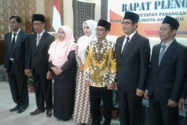 Calon Wali Kota Bima terpilih, H M Lutfi SE beserta istri saat foto bersama dengan Komisioner KPUD Kota Bima