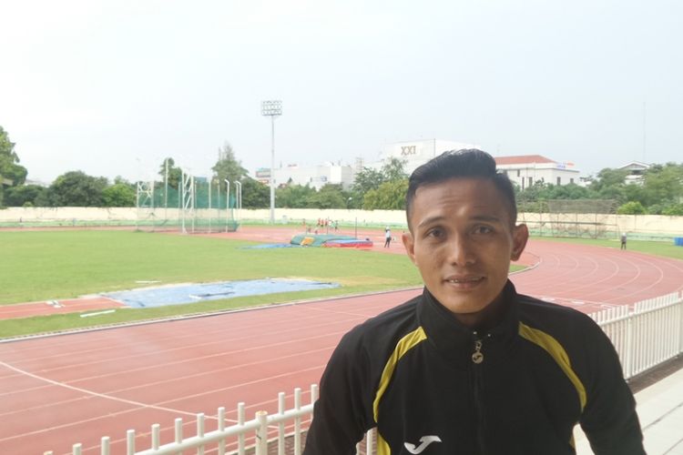 Wasit Musthofa Umarella menjalani wawancara dengan Kompas.com di Stadion Atletik Rawamangun, Selasa (2/4/2017).