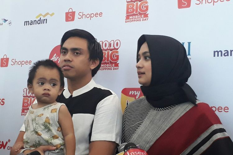 Ayudia Bing Slamet, beserta suami dan anaknya ditemui di Menara Mandiri, Senayan, Jakarta Selatan, Selasa (26/9/2017).