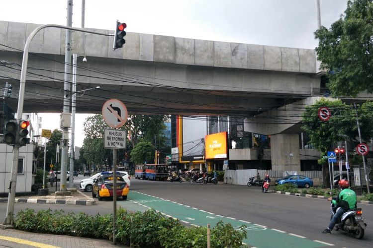 Lampu lalu lintas atau traffic light di Jalan Melawai Raya, Jakarta Selatan, dari arah Barito menuju Tirtayasa yang menjadi viral di media sosial karena rusak, Rabu (21/2/2018) sore ini, sudah berfungsi kembali. 