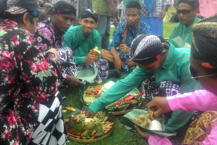 Ribuan warga makan bersama usai upacara peringatan HUT ke-71 Desa Banjararum di Kalibawang, Kulon Progo, DI Yogyakarta, Selasa (17/4/2018).