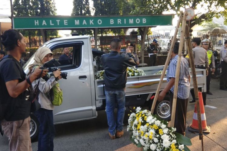 Karangan bunga ucapan duka cita mulai berdatangan di Mako Brimob Kelapa Dua. Kamis (10/5/2018) pagi