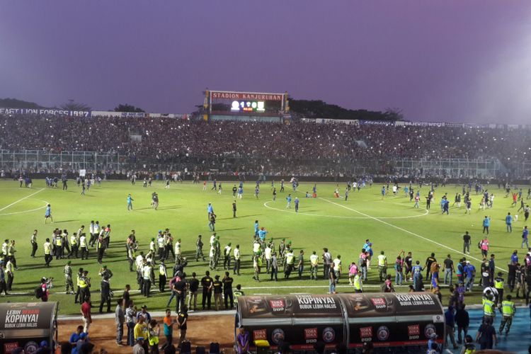 Ratusan Aremania masuk ke lapangan hijau usai Arema FC kalahkan Persebaya 1-0 di Stadion Kanjuruhan, Kabupaten Malang, Sabtu (6/10/2018)