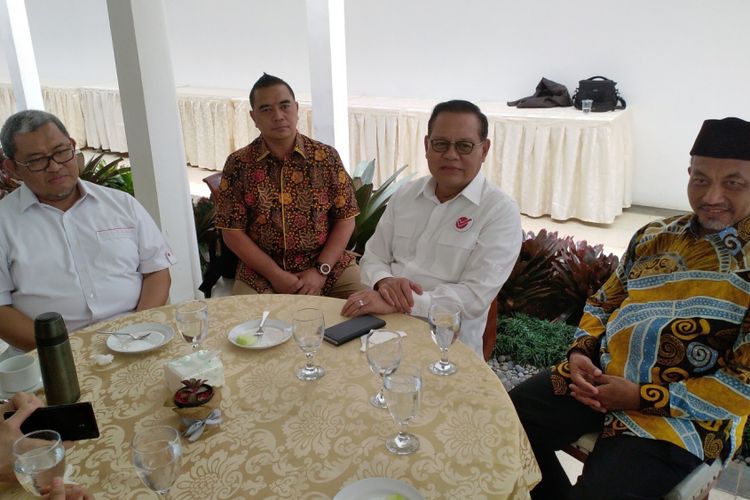 Gubernur Jawa Barat Ahmad Heryawan bersama pasangan Sudrajat Ahmad syaikhu.