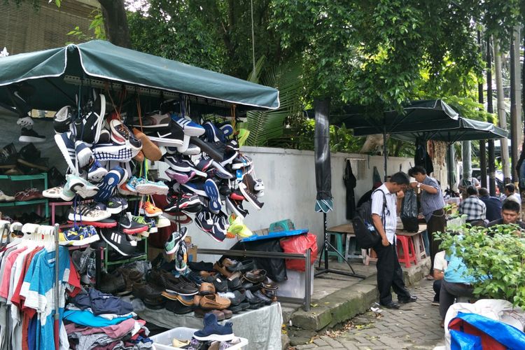 Pedagang kaki lima (PKL) di Jalan Sunan Ampel, Kelurahan Melawai, Kebayoran Baru, Jakarta Selatan, berjualan di atas saluran air dan trotoar, Selasa (27/2/2018). Mereka sempat memasang spanduk bertulisan OK OCE.