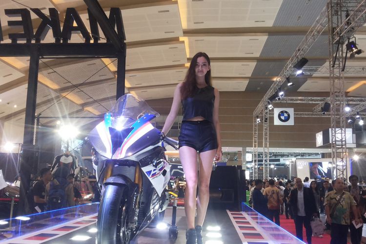 HP4 Race yang diperkenalkan BMW Motorrad di hari pertama ajang Indonesia International Motor Show (IIMS) 2018, di JIExpo Kemayoran Jakarta, Kamis (19/4/2018).