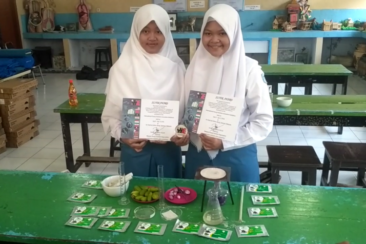 Dua pelajar SMAN 1 Kota Kediri, Jawa Timur, mengembangkan tisu antiseptik dan panurun panas berbahan belimbing wuluh dan bawang merah. Karya mereka meraih medali perak pada ajang IYSIE 2018 di Malaysia.