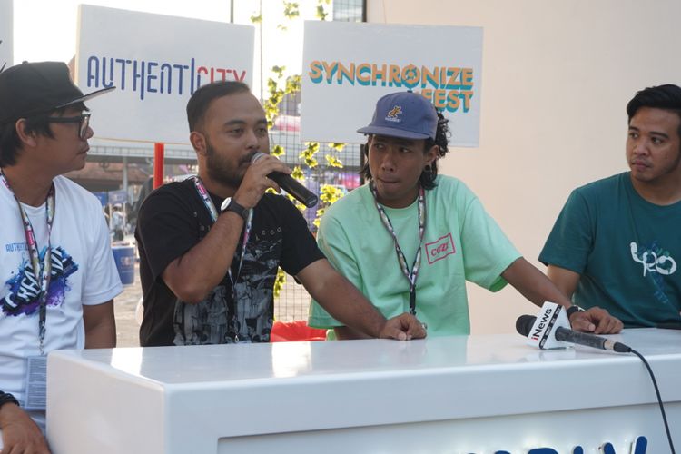 (kedua dari kiri) Para personel Fourtwnty Nuwi, Ari, Roots saat rilis lagu Realita di Syncronize Fest di Gambir Expo, Kemayoran, Jakarta Pusat, Minggu (7/10/2018).
