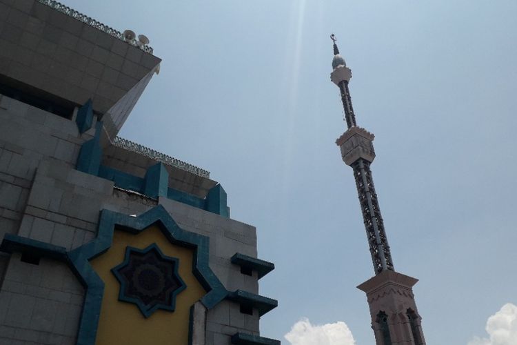 Pucuk menara Masjid Jakarta Islamic Center di Koja telah selesai diperbaiki setelah rusak selama hampir satu tahun, Kamis (14/2/2019).