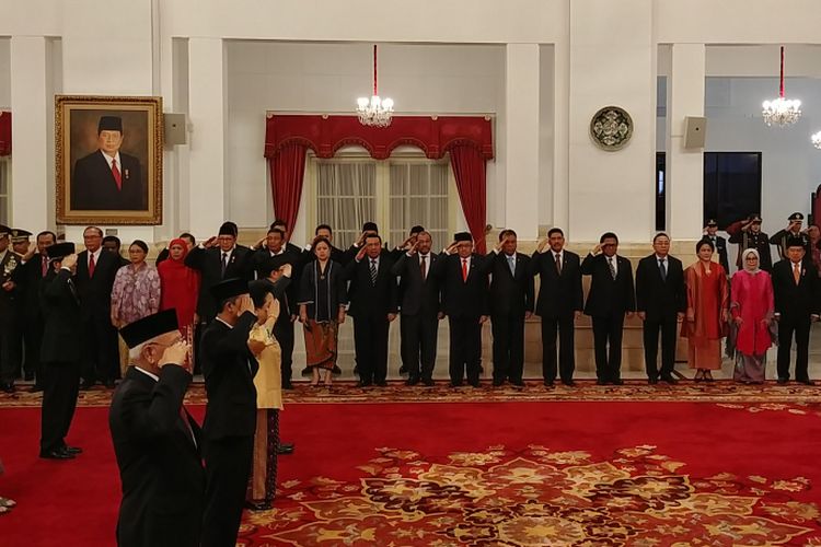 Presiden Joko Widodo memberikan bintang kehormatan kepada sejumlah tokoh yang dianggap berjasa bagi negara, Selasa (15/8/2017).