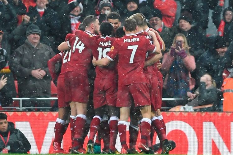Para pemain Liverpool merayakan gol Mohamed Salah ke gawang Everton pada laga Derbi Merseyside di Anfield, Minggu (10/12/2017).