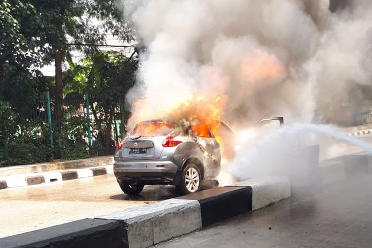 Mobil Nissan Juke terbakar akibat korsleting listrik di Jalan RE Martadinata, Jakarta Utara, Sabtu (31/8/2019).