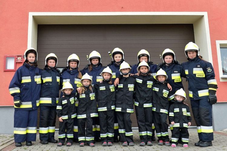 Desa Miejsce Odrzanskie menarik perhatian media ketika desa itu mengirim tim khusus putri dalam kompetisi regional relawan muda pemadam kebakaran.