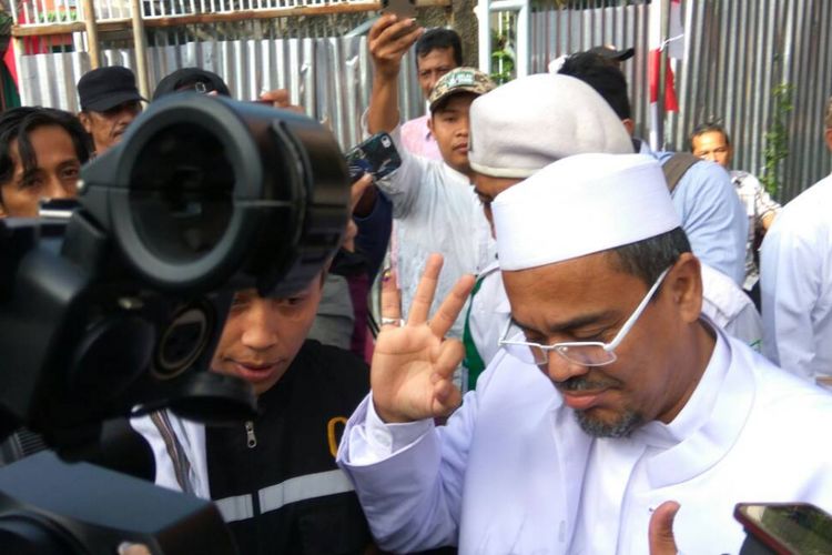 Pimpinan Front Pembela Islam (FPI) Rizieq Syihab usai mencoblos di TPS 17.