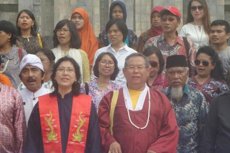 Para pemuka lintas agama dari Forum Kerukunan Umat Beragama menyanyikan lagu Indonesia Raya di Tugu Proklamasi, Kamis (24/11/2016). 