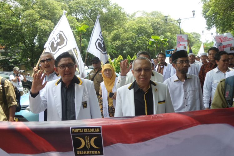 Sekretaris Jenderal PKS Mustafa Kamal (kiri) bersama rombongan datang ke Kantor KPU Pusat, Jalan Imam Bonjol, Jakarta Pusat untuk mendaftar sebagai partai peserta pemilu, Sabtu (14/10/2017).
