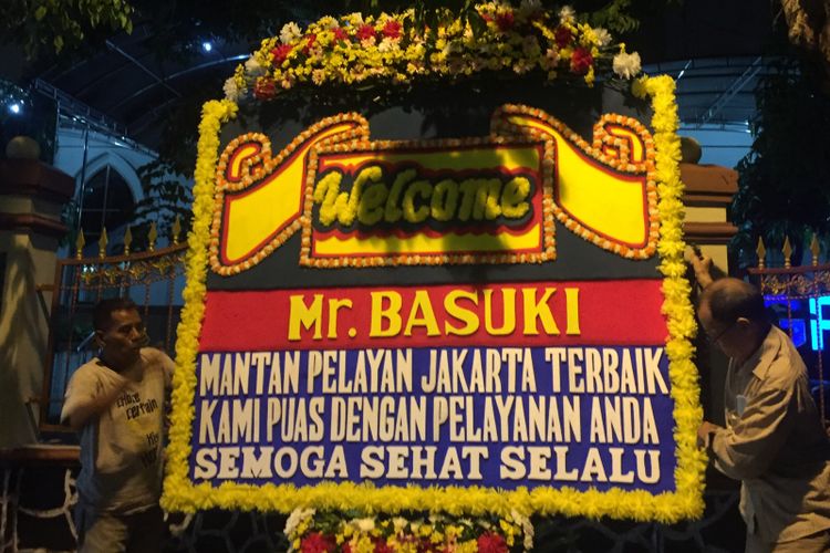 Sebuah papan karangan bungan untuk Basuki Tjahaj Purnama (BTP) di Mako Brimob, Kelap Dua, Depok, Rabu (23/1/2019) malam.