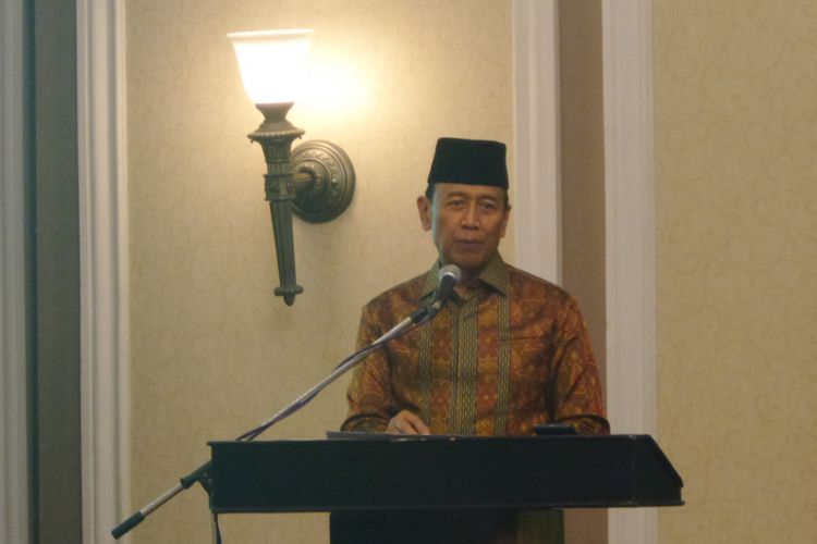 Menteri Koordinator Bidang Politik, Hukum dan Keamanan Wiranto saat menjadi pembicara dalam Halaqah Kebangsaan dan Rapat Kerja Nasional Komisi Hukum dan Perundang-undangan MUI di Hotel Menara Peninsula, Slipi, Jakarta Barat, Kamis (12/10/2017) malam. 
