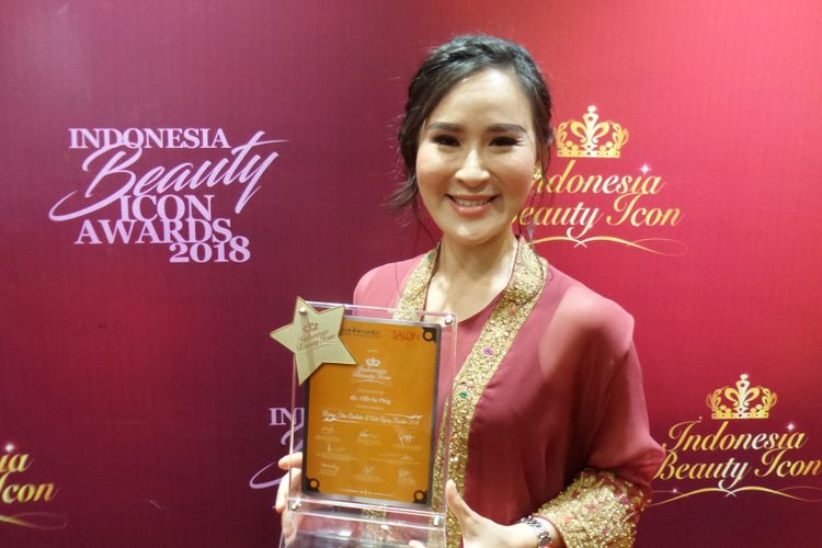 Dokter spesialis kulit sekaligus pendiri Jakarta Aesthethic Clinic (JAC) Olivia Ong ketika menerima penghargaan penghargaan Rising Star Aesthetic & Anti Ageing Doctor Indonesian Beauty Icon Awards 2018 di Jakarta Convention Center, Kamis (11/10/2018).