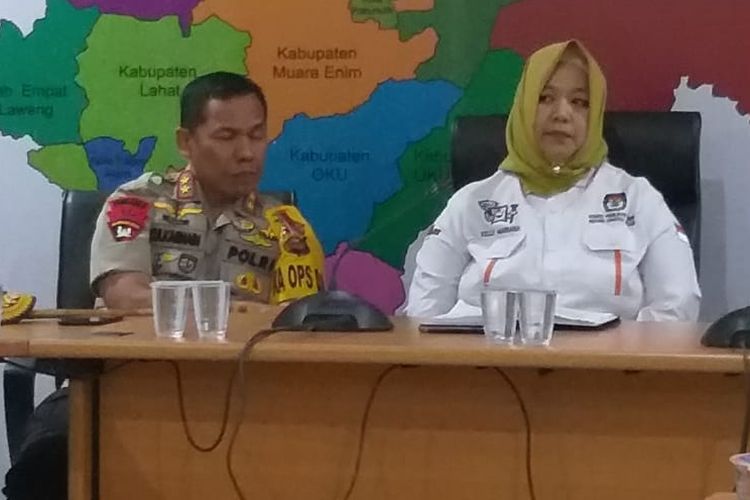 Ketua KPU Sumsel Kelly Mariana bersama Kapolda Sumsel Irjen Pol Zulkarnain Adinegara memberikan keterangan pers terkait hilangnya lima kotak suara Pilpres di Kabupaten Banyuasin, Rabu (17/4/2019).