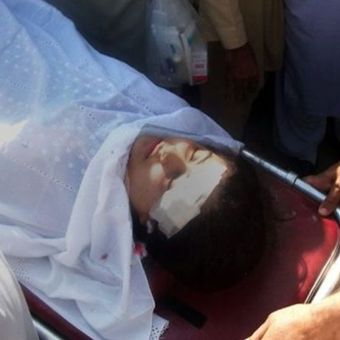 Tim medis Pakistan membawa Malala Yousafzai dengan tandu di rumah sakit, setelah dia diserang oleh orang bersenjata di Mingora pada 9 Oktober 2012. (AFP)