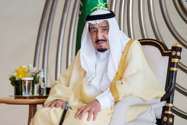 Raja Arab Saudi, Salman bin Abdulaziz saat menghadiri pertemuan tingkat tinggi Konferensi Liga Arab di kota Dhahran, Minggu (15/4/2018).
