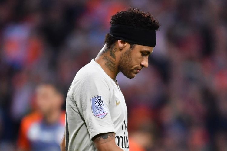 Pemain Paris Saint-Germain, Neymar, tampak kecewa seusai laga Montpellier vs PSG dalam lanjutan Liga Perancis di Stade de la Mosson, 30 April 2019. 