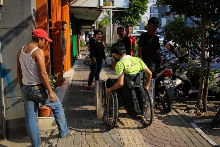 Sejumlah kaum disabilitas yang tergabung dalam Gerakan Aksesbilitas Umum Nasional (GAUN) menggelar aksi susur trotoar di sepanjang Jalan Sabang, Thamrin, ke arah Jalan Kebon Sirih, Menteng, Jakarta Pusat, Rabu (30/8/2017). Kaum disabilitas menyuarakan kebutuhan akan jalur pedestrian yang ramah dan aman akibat banyaknya trotoar yang digunakan untuk parkir mobil atau motor sampai pedagang kaki lima berjualan sehingga fasilitas untuk disabilitas menjadi rusak.