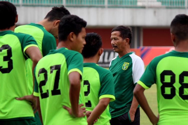 Pelatih Persebaya Surabaya, Djajang Nurdjaman saat memimpin latihan.