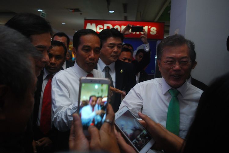 Presiden Jowo Widodo bersama Presiden Korea Selatan Moon Jae-in saat bersalaman dengan sejumlah pengunjung Bogor Trade Mall (BTM), Bogor, Jawa Barat, Kamis (9/11/2017).