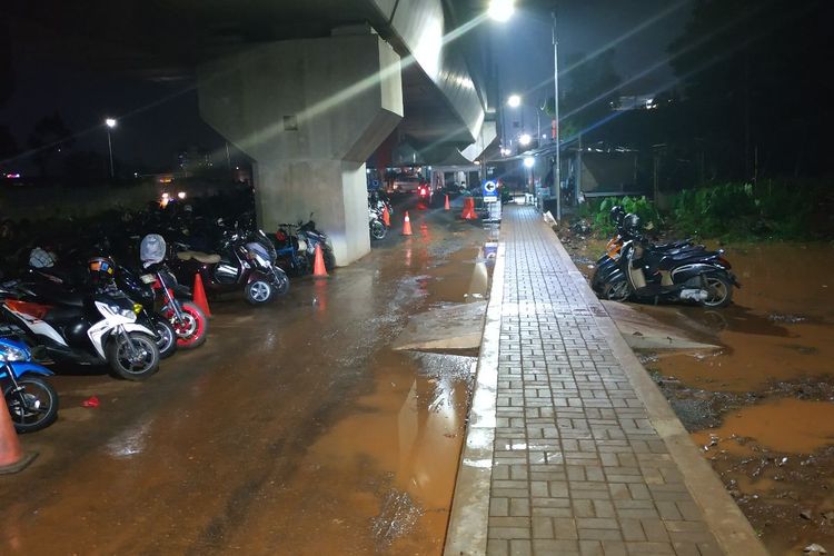 Lahan park and ride di Lebak Bulus dipenuhi genangan berlumpur usai diguyur hujan pada Senin (1/4/2019) malam.