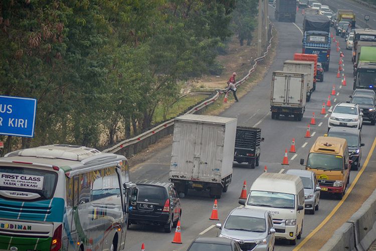 Kemacetan panjang terjadi saat pemberlakuan contraflow di KM 91 Tol Cipularang, Kabupaten Purwakarta, Jawa Barat, Selasa (3/9/2019). Pemberlakuan contraflow tersebut diberlakukan selama proses olah TKP kecelakaan beruntun di KM 91 oleh petugas berwenang.