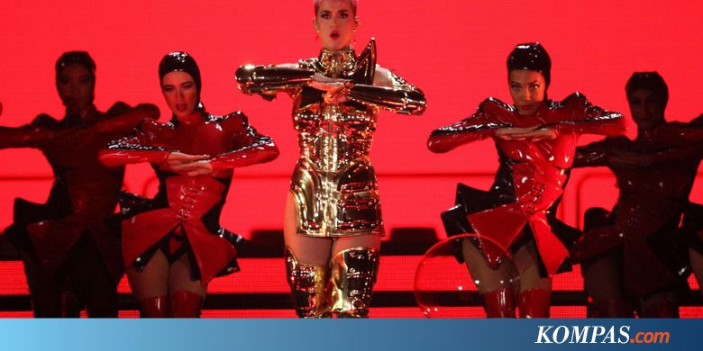 Pria Asal Surabaya Dipeluk Tiga Kali oleh Katy Perry di Atas Panggung