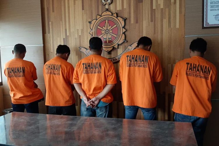 Kelima debt kolektor yang mengeroyok dan merampas kendaraan konsumen di jalan ditangkap aparat Polresta Pontianak, Kalimantan Barat, Rabu (24/7/2019).
