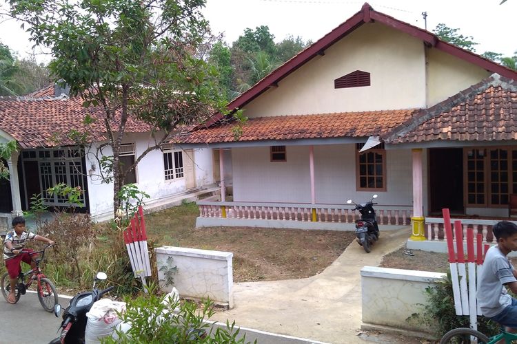 Suasana rumah Misem (kanan), pemilik kebun lokasi penemuan empat kerangka manusia dan rumah anaknya di Grumbul Karanggandul, Desa Pasinggangan, Kecamatan/Kabupaten Banyumas, Jawa Tengah, sebelum dipasang garis polisi, Minggu (25/8/2019).