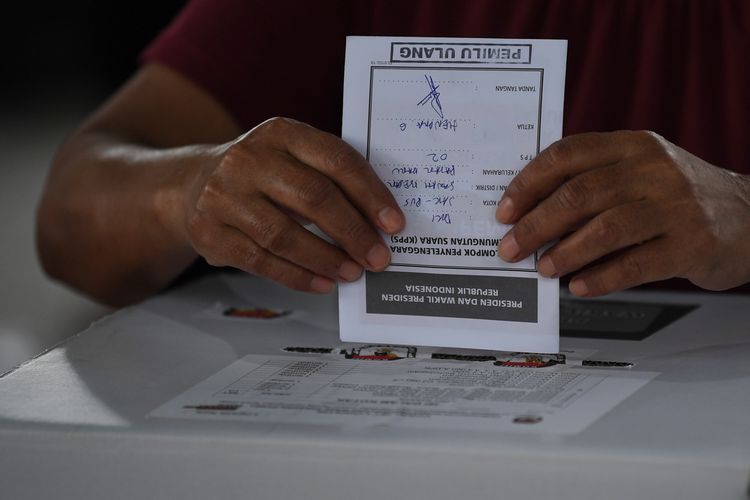 Warga menggunakan hak politiknya ketika mengikuti Pemungutan Suara Ulang (PSU) Pemilu 2019 di TPS 02, Pasar Baru, Jakarta, Sabtu (27/4/2019). Sebanyak 11 TPS di DKI Jakarta melaksanakan pemungutan suara ulang.